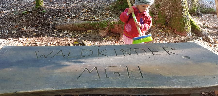 Kind putzt Waldkindergartentisch