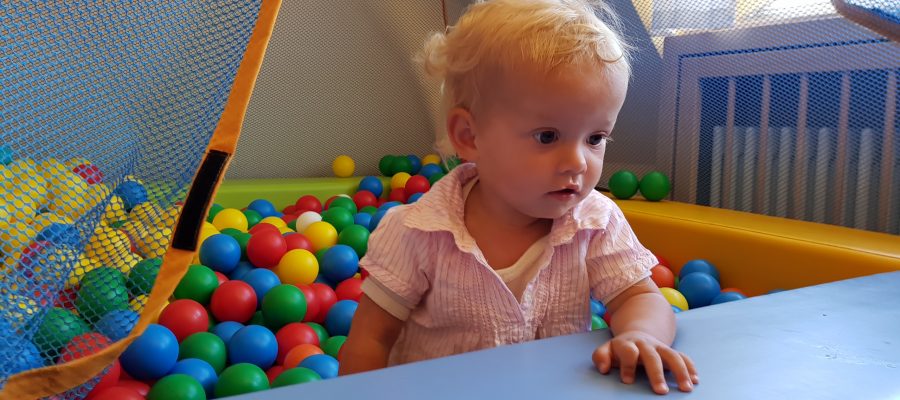 Baby im Bällebad