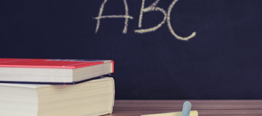 Blick auf Bücher und eine Tafel