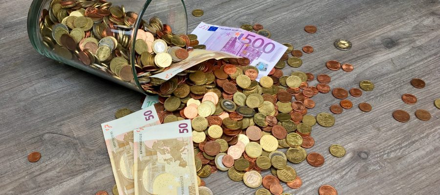 Blick auf Münzen und Banknoten
