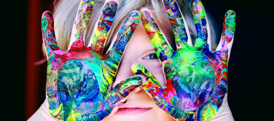 Blick auf bunte Kinderhände