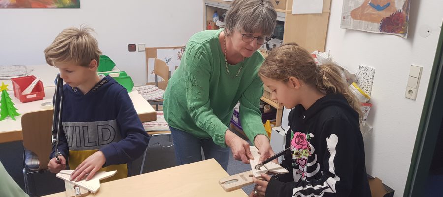 Kinder arbeiten in der Kinderwerkstatt