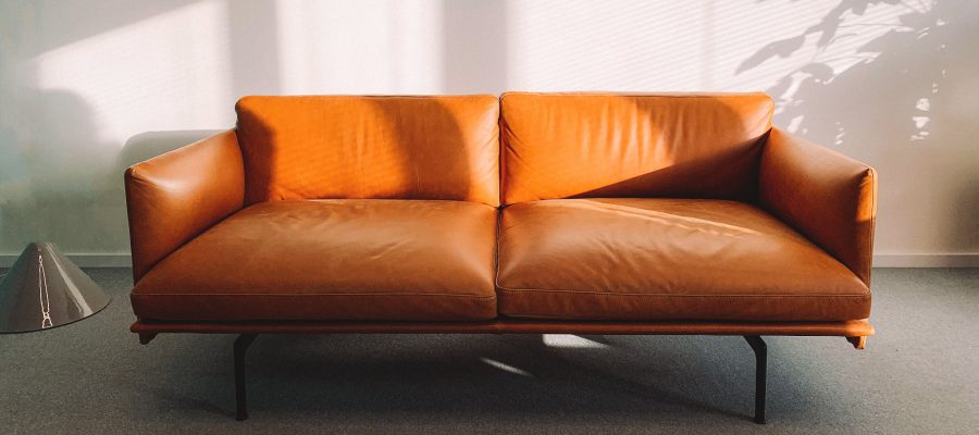 Blick auf ein Sofa