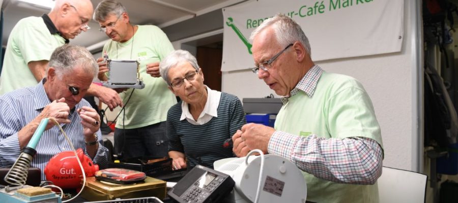 Blick auf das Reparatur-Café Team bei der Arbeit