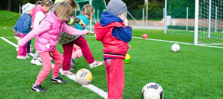 Blick auf mit dem Ball spielende Kinder
