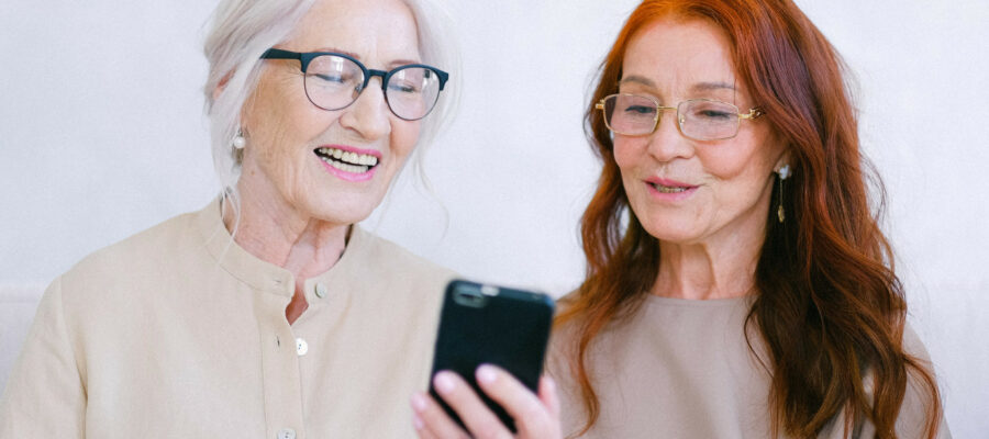 Zwei Frauen blicken auf ein Smartphone