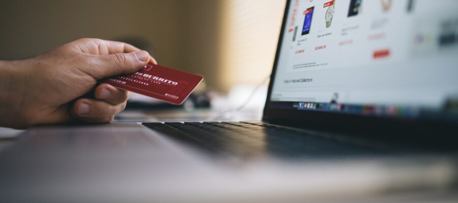 Blick auf eine Laptop beim Onlineshopping