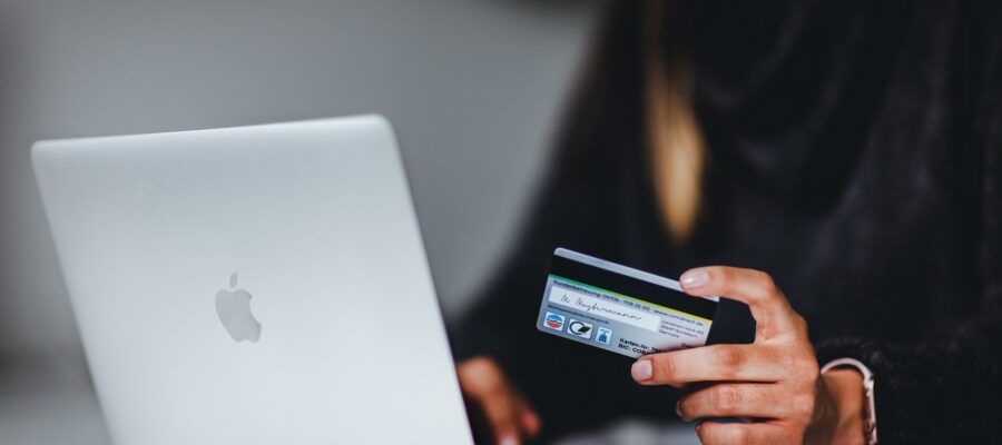 Blick auf einen Laptop beim Online Banking