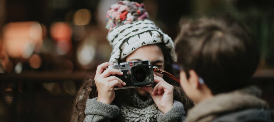 Blick auf eine Frau, die ein Foto macht