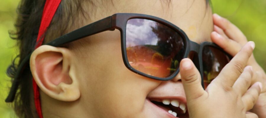 Blick auf ein Kind mit Brille