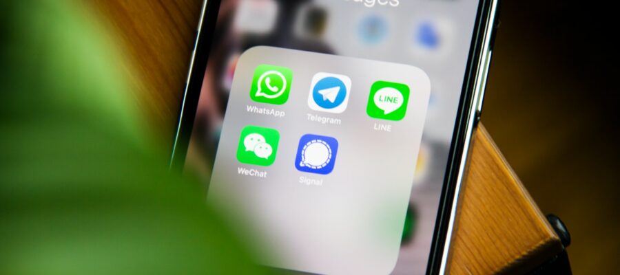 Blick auf eine Zusammenstellung von Messenger Apps