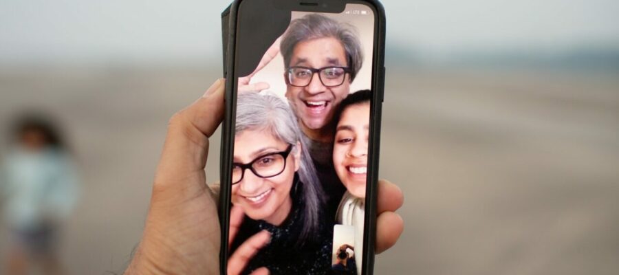 Blick auf ein Smartphone beim Videotelefonat