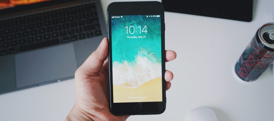 Blick auf einen Smarphone-Sperrbildschirm