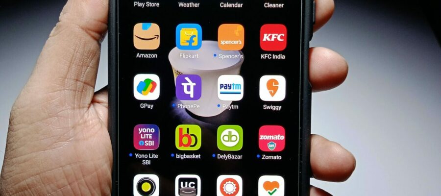 Blick auf ein Smartphone mit Apps