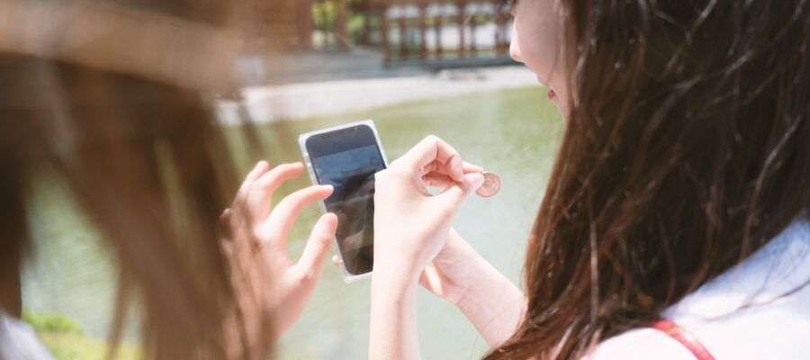Zwei Personen blicken auf ein Smartphone